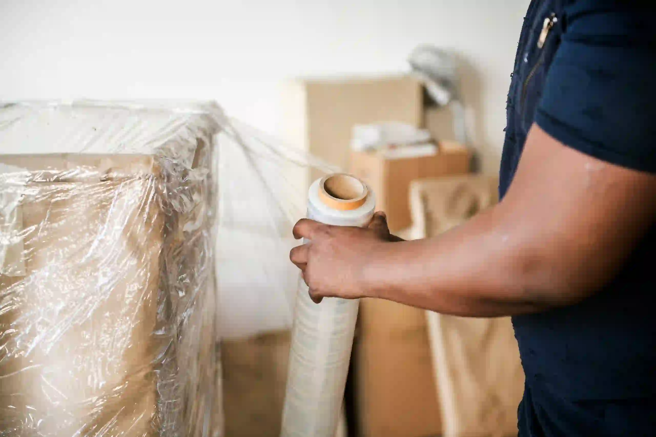 Móveis melhor embalar com papelão ou plástico